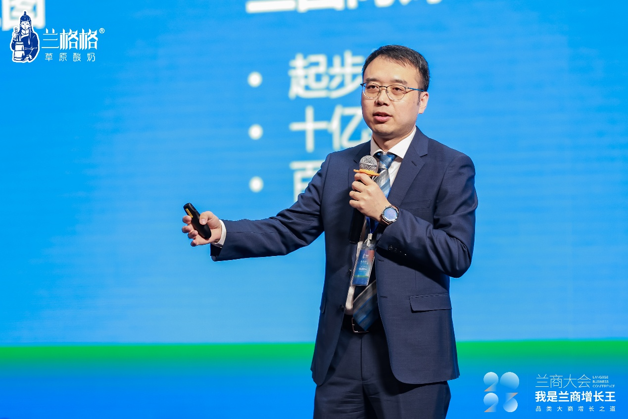 用草原酸奶冲出巨头围剿，大树落地辅导揭秘兰格格小企业战略